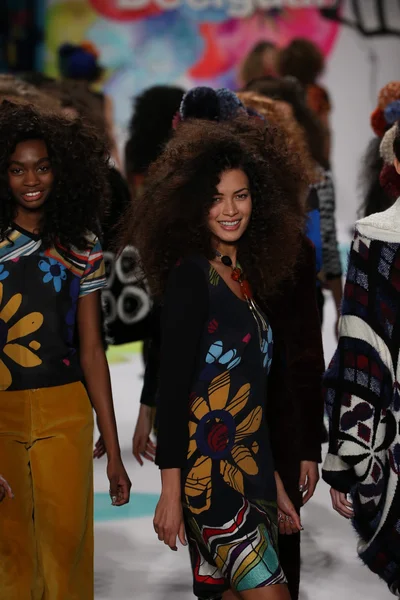 Desigual desfile de moda durante la Semana de la Moda Mercedes-Benz — Foto de Stock