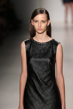 Tadashi Shoji gösterisi sırasında Mercedes-Benz moda hafta Güz