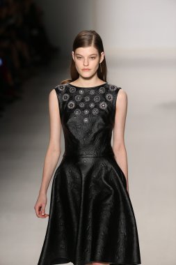 Tadashi Shoji gösterisi sırasında Mercedes-Benz moda hafta Güz