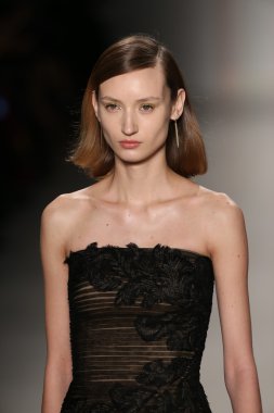 Tadashi Shoji gösterisi sırasında Mercedes-Benz moda hafta Güz