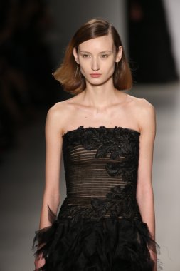 Tadashi Shoji gösterisi sırasında Mercedes-Benz moda hafta Güz