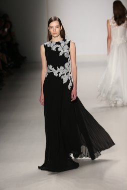 Tadashi Shoji gösterisi sırasında Mercedes-Benz moda hafta Güz