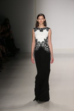 Tadashi Shoji gösterisi sırasında Mercedes-Benz moda hafta Güz