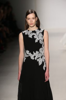 Tadashi Shoji gösterisi sırasında Mercedes-Benz moda hafta Güz