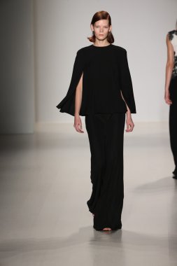 Tadashi Shoji gösterisi sırasında Mercedes-Benz moda hafta Güz