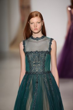 Tadashi Shoji gösterisi Mercedes-Benz Moda Haftası sırasında