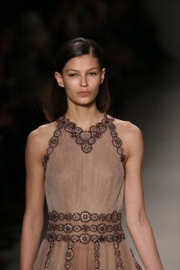 Tadashi Shoji gösterisi Mercedes-Benz Moda Haftası sırasında