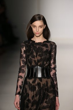 Tadashi Shoji gösterisi Mercedes-Benz Moda Haftası sırasında