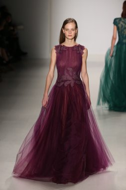 Tadashi Shoji gösterisi Mercedes-Benz Moda Haftası sırasında