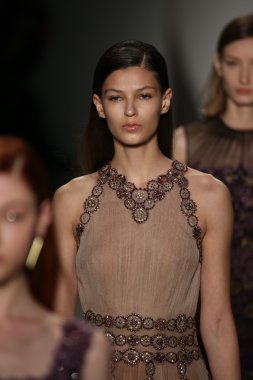 Tadashi Shoji gösterisi Mercedes-Benz Moda Haftası sırasında