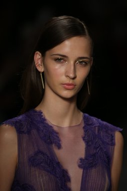 Tadashi Shoji gösterisi Mercedes-Benz Moda Haftası sırasında