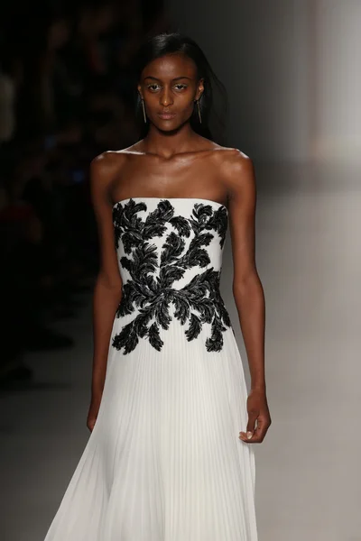 Tadashi Shoji show during Mercedes-Benz Fashion Week Fall — Stock Photo, Image