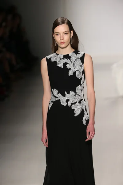 Tadashi Shoji show under Mercedes-Benz Fashion Week höst — Stockfoto