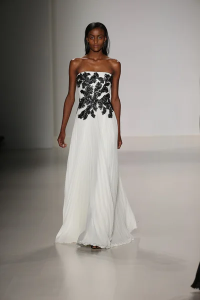 Tadashi Shoji show during Mercedes-Benz Fashion Week Fall — Stock Photo, Image