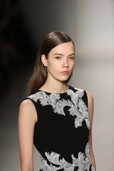 Tadashi Shoji show under Mercedes-Benz Fashion Week höst — Stockfoto