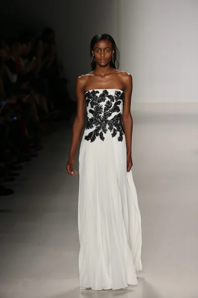 Tadashi Shoji show during Mercedes-Benz Fashion Week Fall — Stock Photo, Image