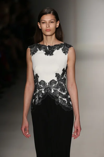 Tadashi Shoji show tijdens Mercedes-Benz Fashion Week Fall — Stockfoto