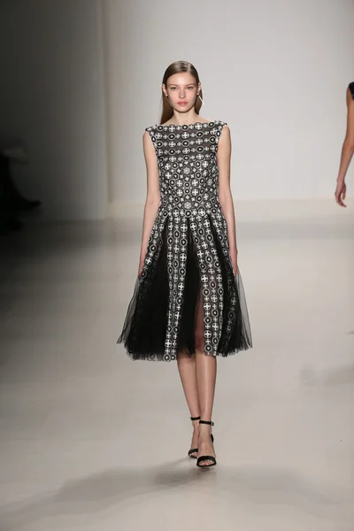 Tadashi Shoji Toon tijdens de Mercedes-Benz Fashion Week — Stockfoto