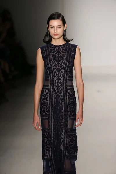 Tadashi Shoji Toon tijdens de Mercedes-Benz Fashion Week — Stockfoto