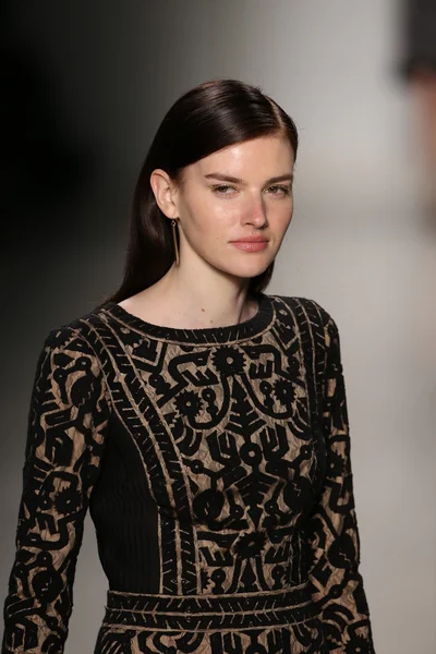 Tadashi shoji show während der mercedes-benz fashion week — Stockfoto