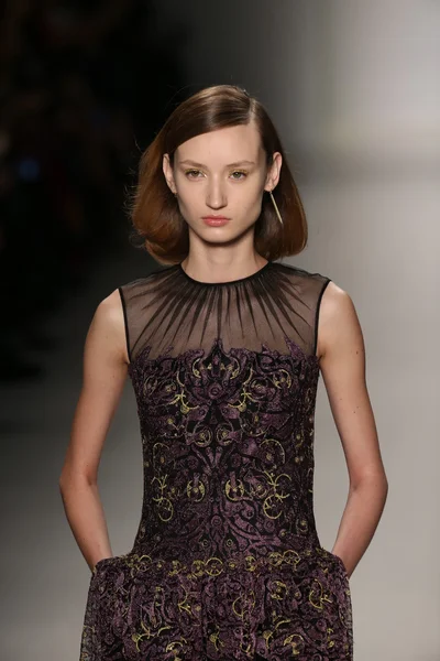 Tadashi Shoji show during Mercedes-Benz Fashion Week — Stock Photo, Image