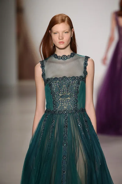 Tadashi Shoji show during Mercedes-Benz Fashion Week — Stock Photo, Image