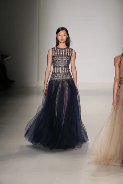 Tadashi Shoji Toon tijdens de Mercedes-Benz Fashion Week — Stockfoto