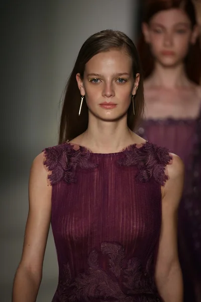 Tadashi shoji show während der mercedes-benz fashion week — Stockfoto