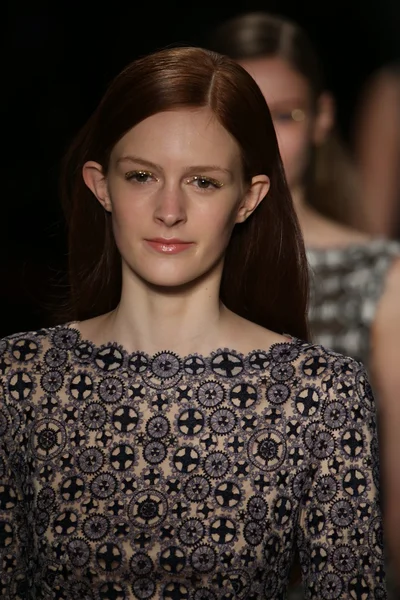 Tadashi Shoji mostra durante Mercedes-Benz Fashion Week — Foto Stock