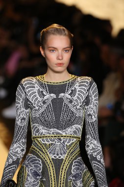 Herve Leger Max Azria defile tarafından