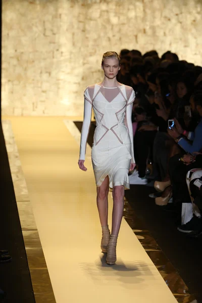 Herve Leger por Max Azria desfile de moda — Fotografia de Stock