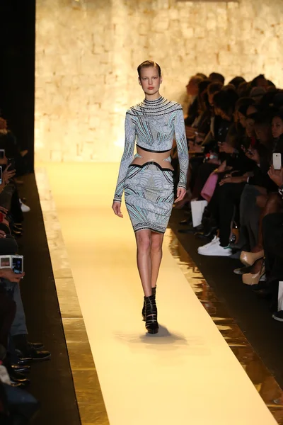 Herve Leger por Max Azria desfile de moda — Foto de Stock