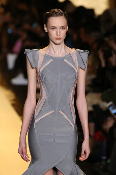 Herve Leger Max Azria defile tarafından — Stok fotoğraf