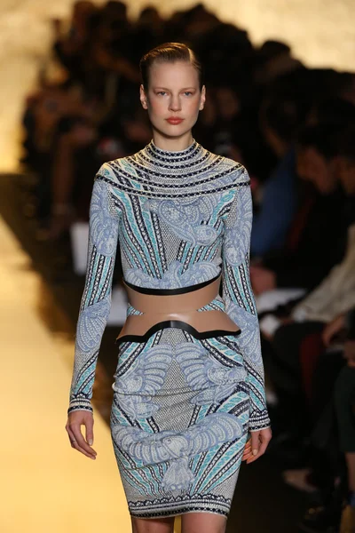 Herve Leger por Max Azria desfile de moda — Fotografia de Stock