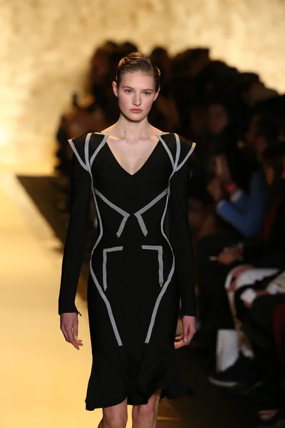 Herve Leger por Max Azria desfile de moda —  Fotos de Stock