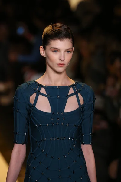 Herve Leger por Max Azria desfile de moda —  Fotos de Stock