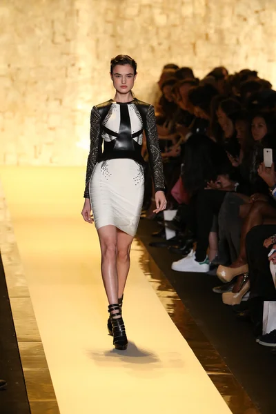 Herve Leger oleh fashion show Max Azria — Stok Foto