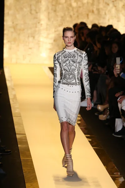 Herve leger von max azria modenschau — Stockfoto