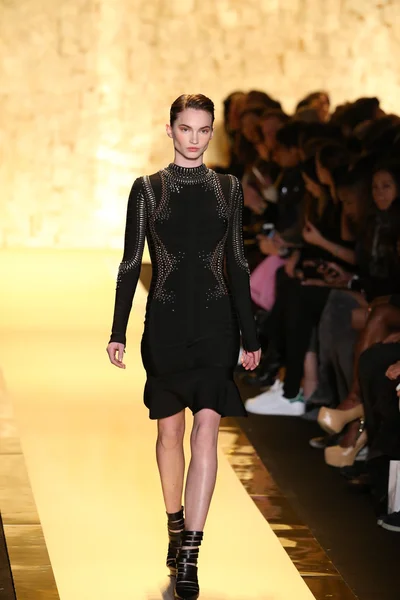 Herve Leger door Max Azria modeshow — Stockfoto