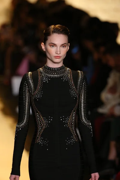 Herve Leger door Max Azria modeshow — Stockfoto