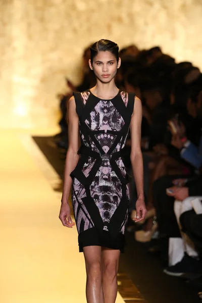 Herve Leger por Max Azria desfile de moda — Foto de Stock