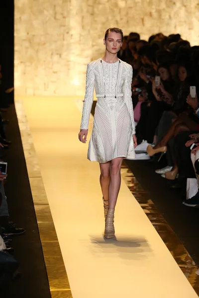 Herve Leger por Max Azria desfile de moda — Foto de Stock