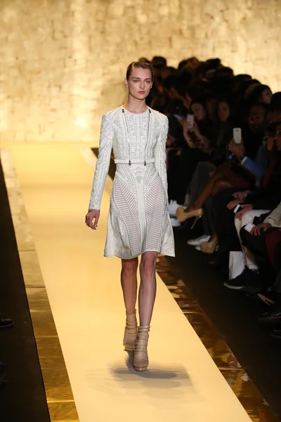 Herve Leger Max Azria defile tarafından — Stok fotoğraf