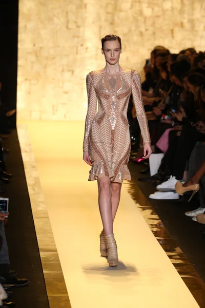 Herve Leger door Max Azria modeshow — Stockfoto