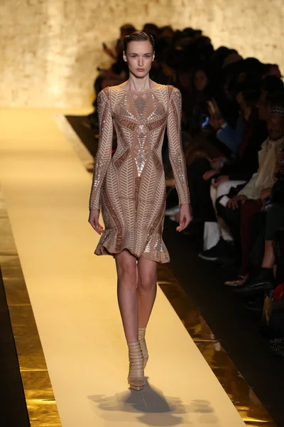 Herve Leger door Max Azria modeshow — Stockfoto