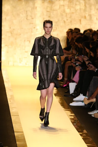 Herve Leger door Max Azria modeshow — Stockfoto