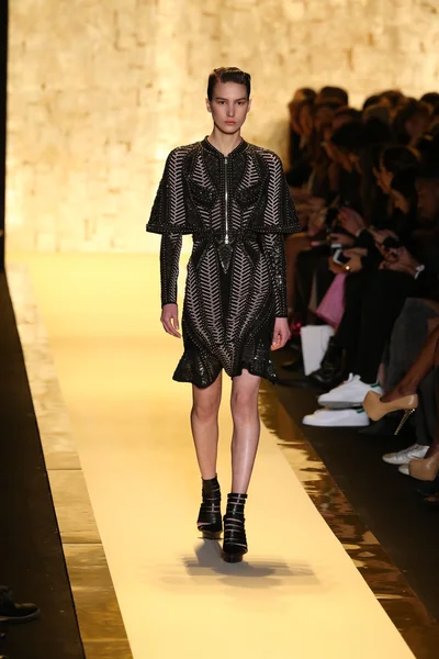 Herve Leger por Max Azria desfile de moda —  Fotos de Stock