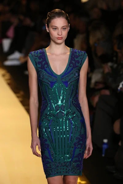 Herve Leger por Max Azria desfile de moda — Foto de Stock