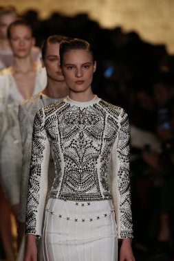 Herve Leger Max Azria defile tarafından