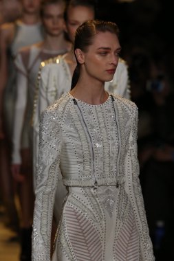 Herve Leger Max Azria defile tarafından